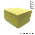 Een stapel Conan Color Wipe gele poetsdoeken op een witte achtergrond
