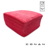 Een stapel Conan Color Wipe rode poetsdoeken op een witte achtergrond