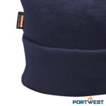 Detail van de zijkant van een Portwest marineblauwe B013 isolerend gebreide muts