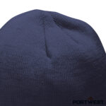 Detail van de bovenkant van een Portwest marineblauwe B013 isolerend gebreide muts