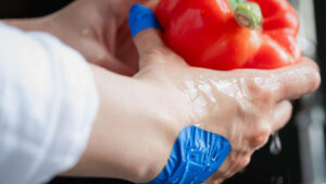 Waterdichte pleister tijdens het wassen van een paprika in een voedselverwerkingsomgeving