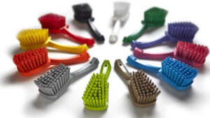 Een verzameling van Vikan borstels in 12 verschillende kleuren