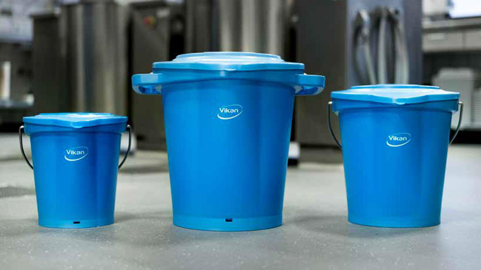 Op deze afbeelding zie je 3 blauwe Vikan emmers in een productie omgeving