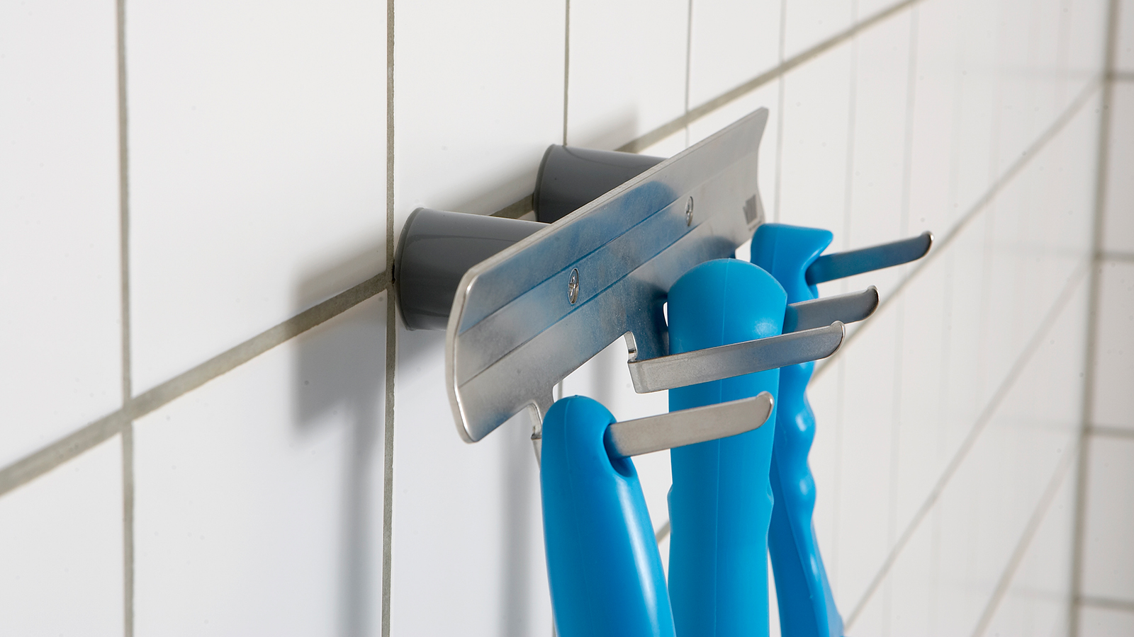 Op deze afbeelding zie je een roestvrijstalen wall bracket met 4 haken