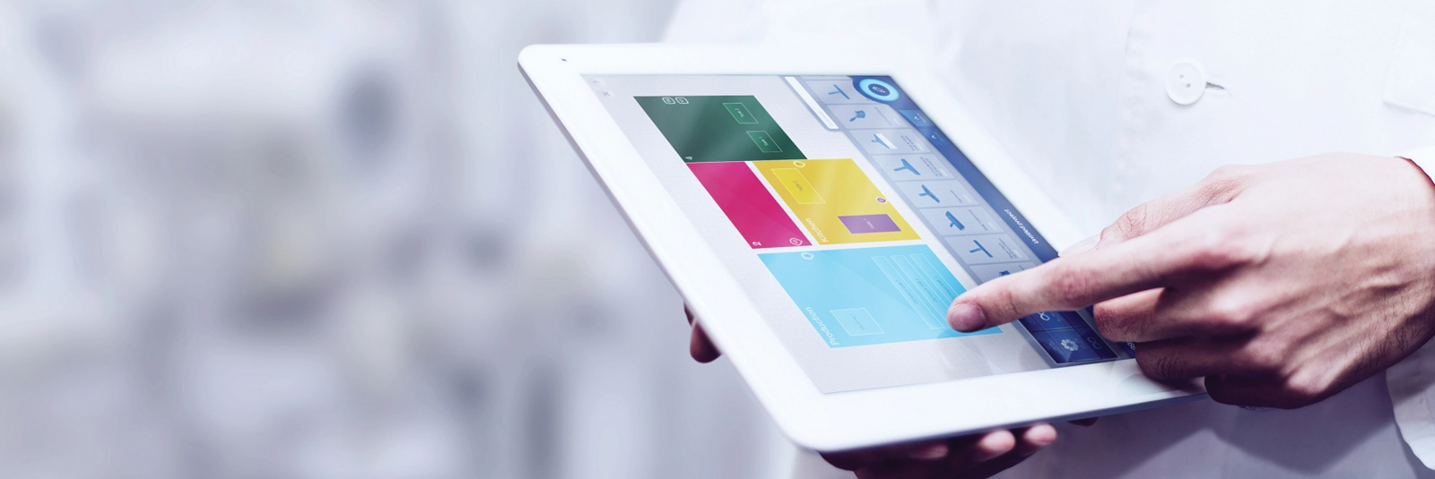 Een persoon bedient een tablet met digitaal controlesysteem