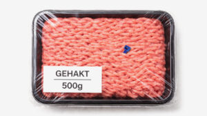 Verpakking met 500 gram gehakt in een plastic verpakking met een blauw stukje plastic erin