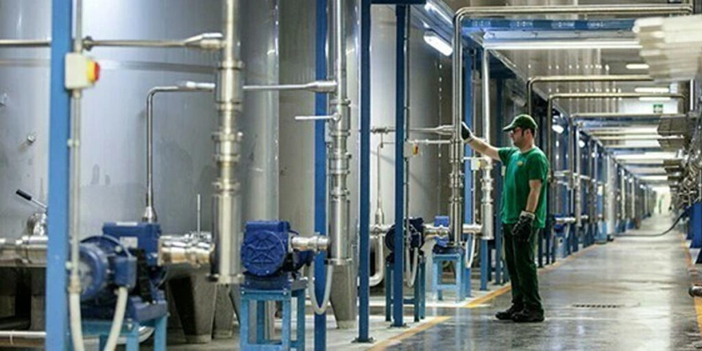 Een medewerker controleert installatie in industriële productieomgeving