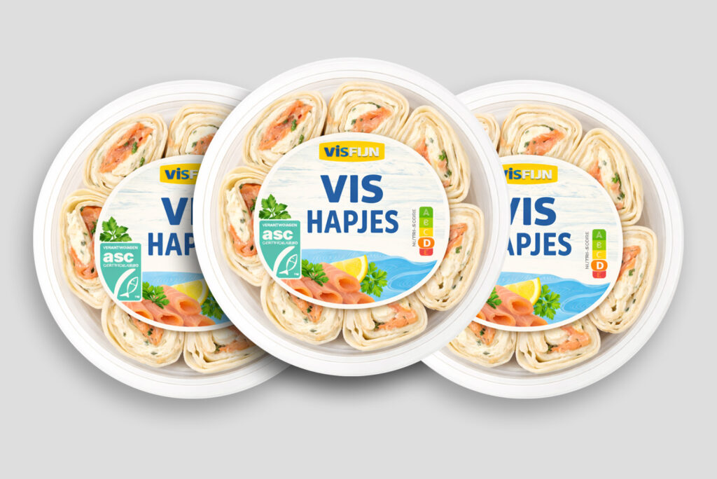 Verpakkingen met vis hapjes in ronde schaaltjes