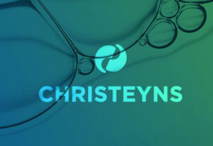 Christeyns-logo op achtergrond met vloeistofstructuren en kleurverloop