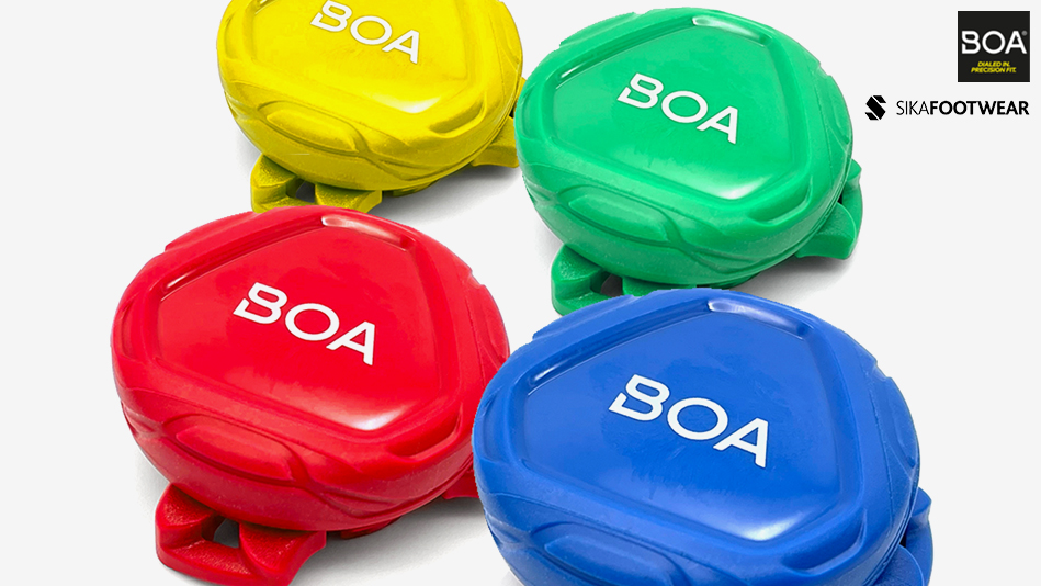 Een afbeelding van vier gekleurde BOA-sluitknoppen in geel, groen, rood en blauw, afgebeeld op een lichte achtergrond met Sika Footwear- en BOA-logo's.
