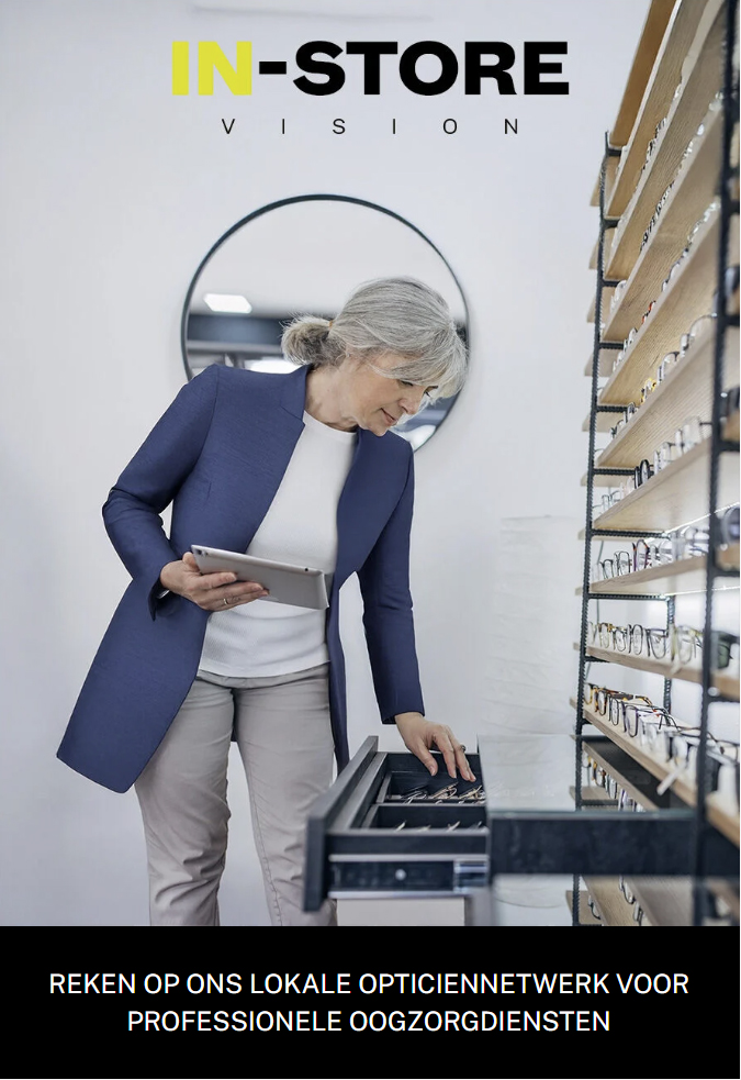 Een persoon met tablet bekijkt brillen in winkelruimte onder In-Store Vision-logo