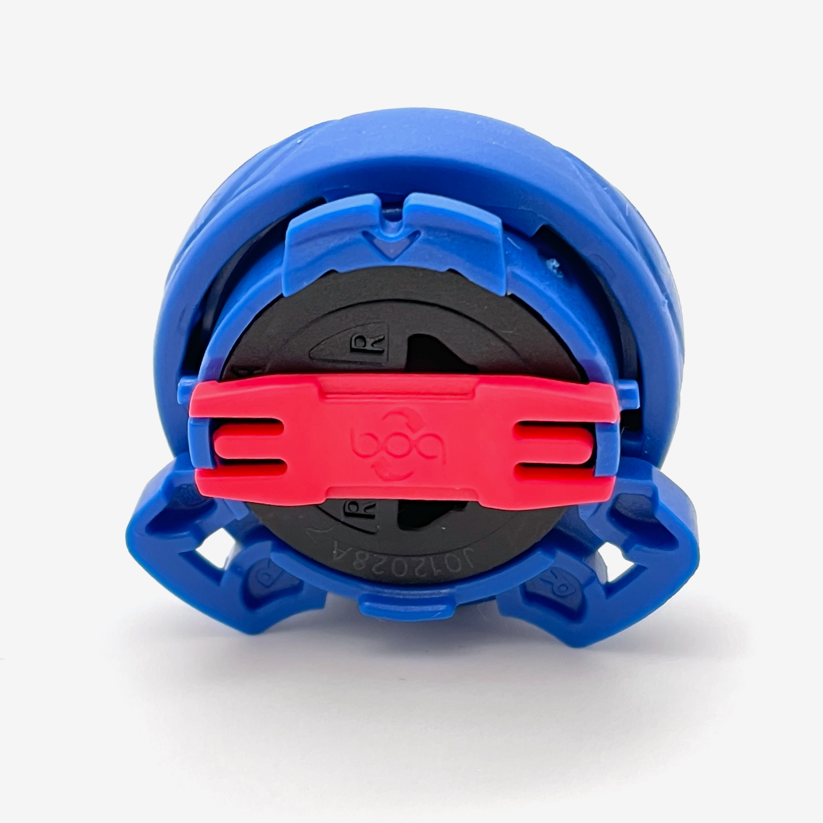 Blauwe BOA-sluitknop met rood vergrendelingsonderdeel, gefotografeerd van de onderzijde tegen een neutrale achtergrond.