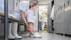 Medewerker in de voedingsindustrie met pijn aan haar hiel door hielspoor of andere hielklachten.