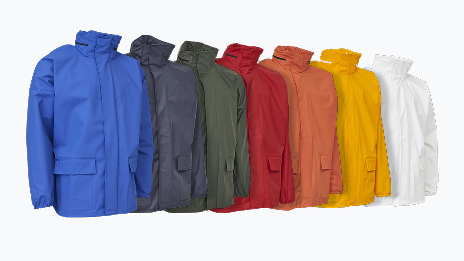 Waterdichte werkjassen in zeven verschillende kleuren naast elkaar.