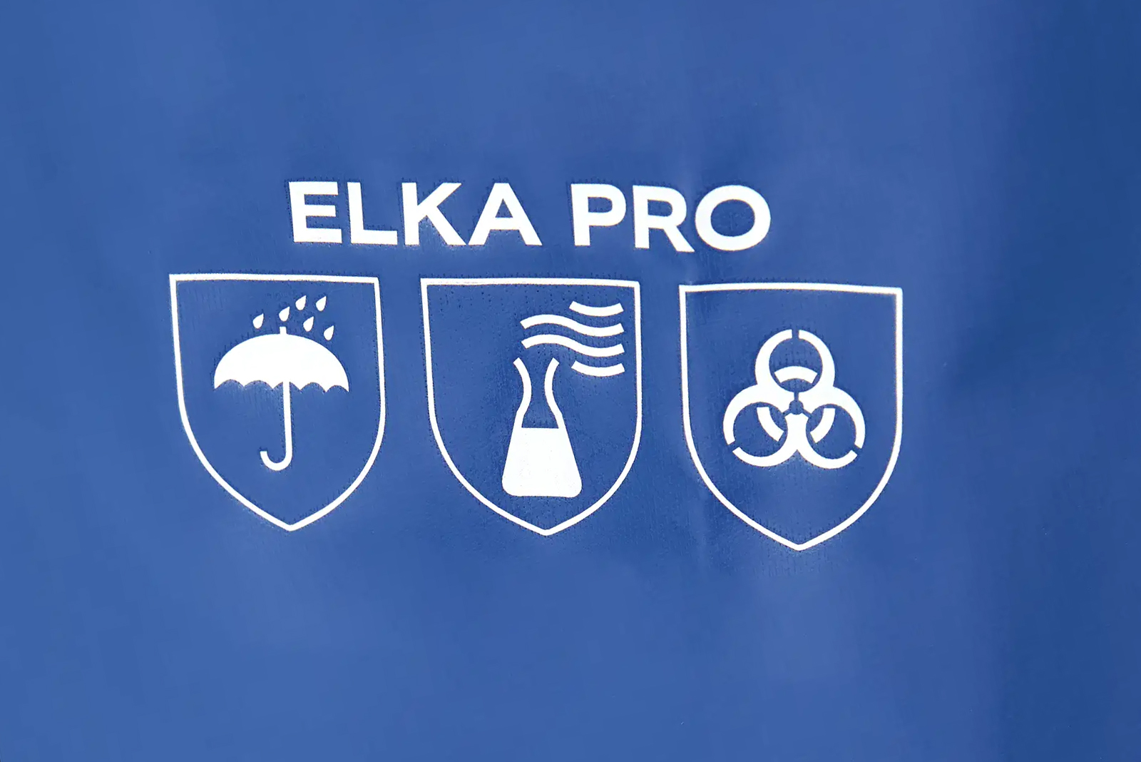 ELKA PRO-logo met pictogrammen voor waterdichtheid, chemische bescherming en bescherming tegen biologische risico’s.