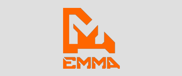 Emma Safety Footwear-logo in oranje letters met beeldmerk op een lichtgrijze achtergrond.