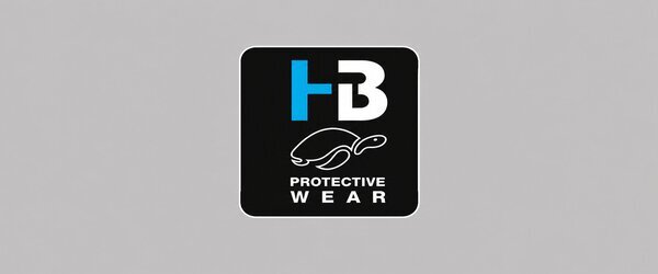 HB Protective Wear-logo met blauwe en witte letters en schildpad op een zwart vlak, geplaatst op een lichtgrijze achtergrond.