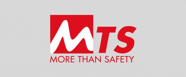 MTS-logo in rode en witte letters met de tekst "MORE THAN SAFETY" op een lichtgrijze achtergrond.