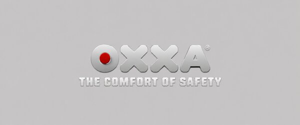 OXXA-logo in zilverkleurige letters met rood detail op een lichtgrijze achtergrond.