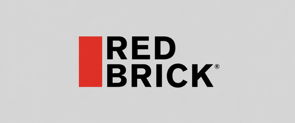 Redbrick-logo met rode rechthoek en zwarte letters op een lichtgrijze achtergrond.