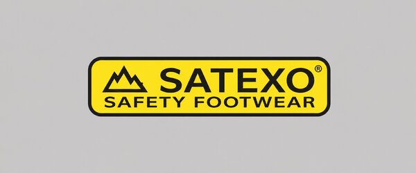 Satexo Safety Footwear-logo in zwarte letters op een geel vlak, geplaatst op een lichtgrijze achtergrond.