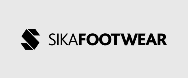 Sika Footwear-logo in zwarte letters met beeldmerk op een lichtgrijze achtergrond.