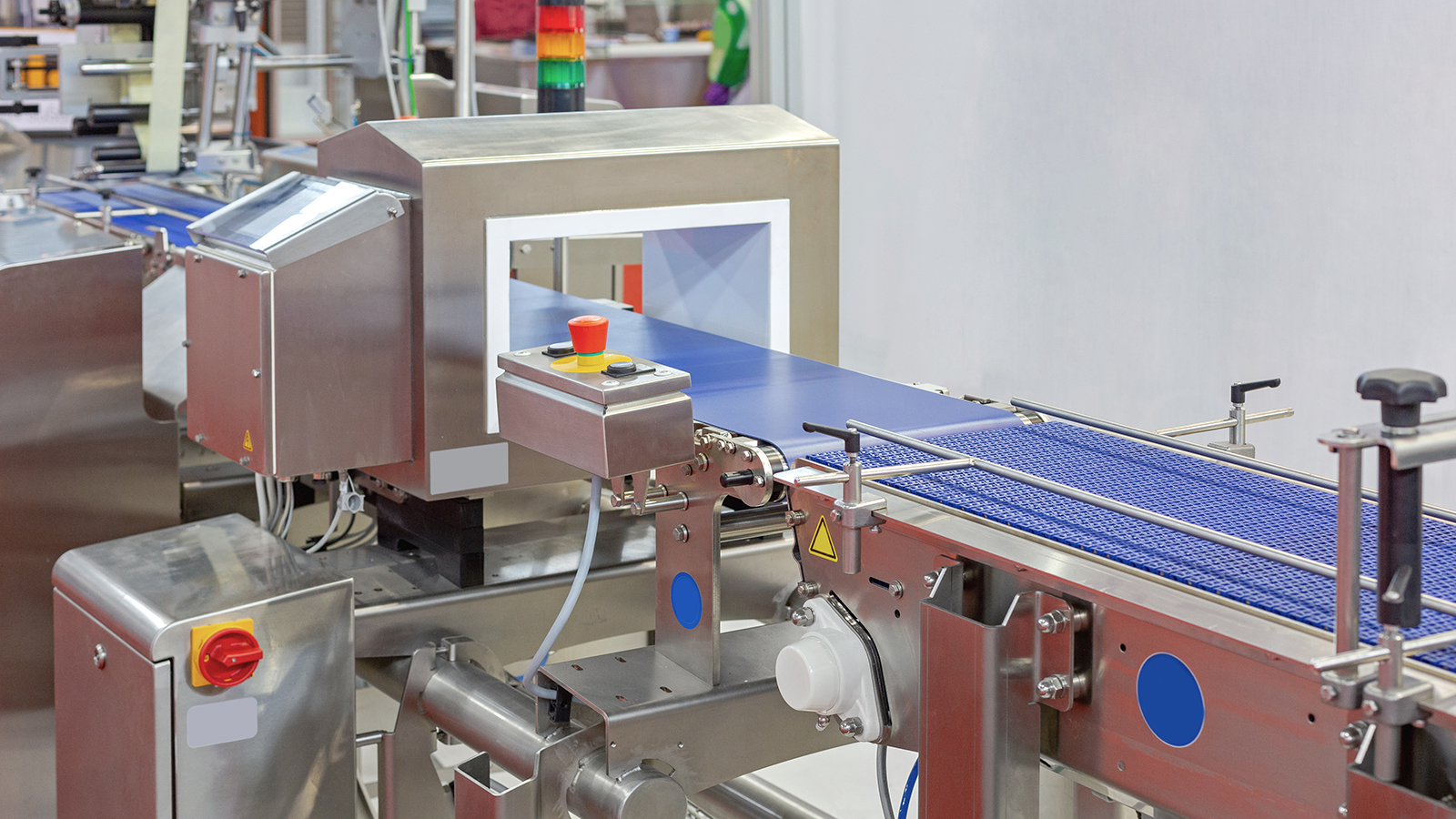 Metal detector and conveyor belt in a food processing environment for the detection of foreign bodies.