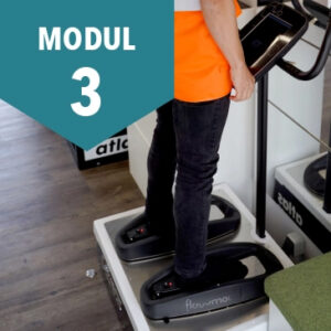 Person standing on a measurement platform for a body posture assessment, labelled "MODUL 3"